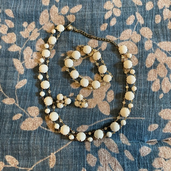 Vintage necklace, bracelet, clip-on earrings. Glass beads and rhinestones. - Picture 2 of 5